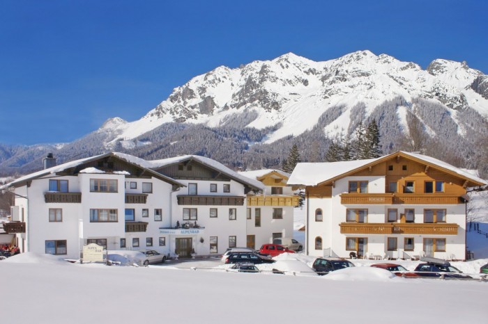 Hotel Pension Alpenbad vor der Dachstein Südwand