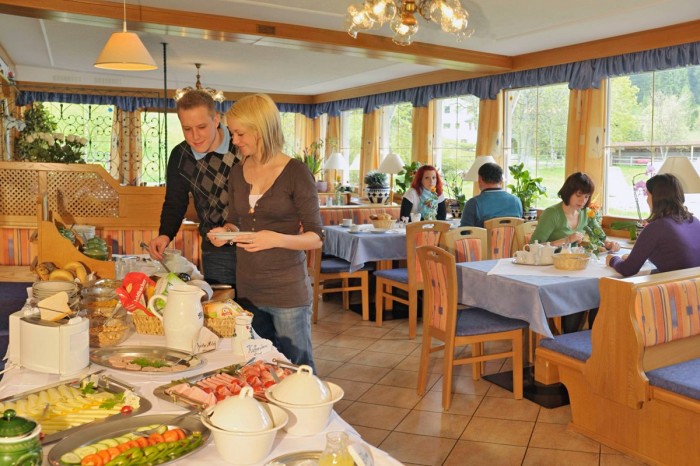 Frühstücken im hellen, freundlichen Restaurant