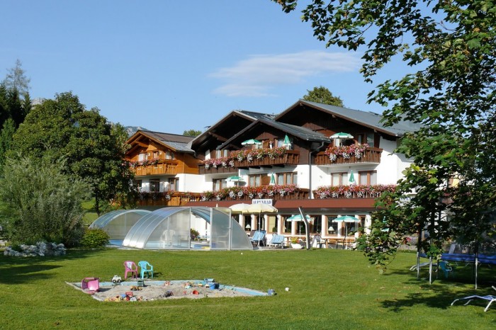 Hotel Pension Alpenbad im Sommer