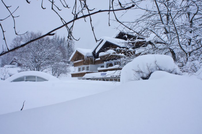 Tief verschneite Hotel Pension Alpenbad