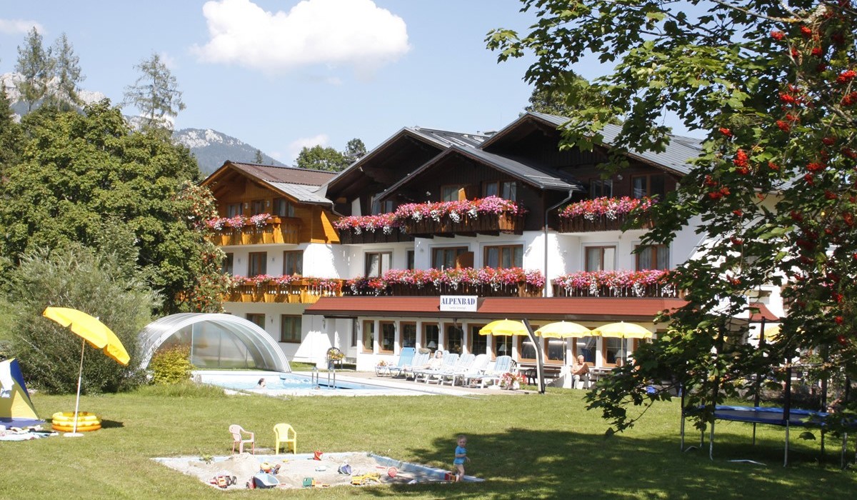 Hotel Pension Alpenbad mit Schwimmbad in Ramsau am Dachstein